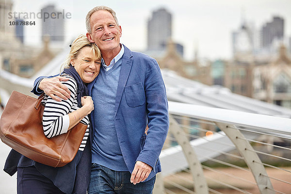 Ein reifes Paar schlendert über die Millennium Bridge  London  UK