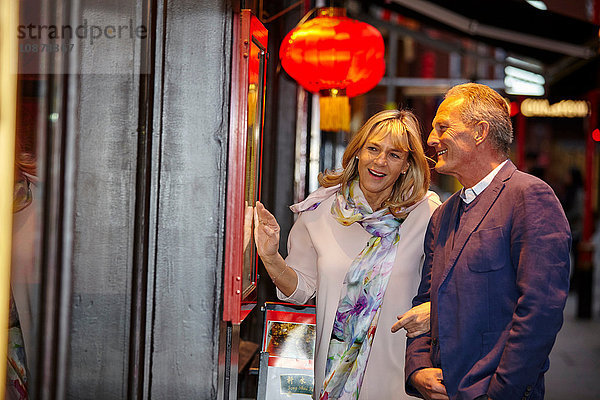 Reifes Dating-Paar beim Lesen der Speisekarte eines Restaurants in China Town  London  Großbritannien