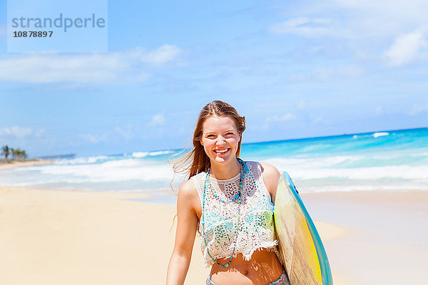 Porträt einer jungen Frau mit Surfbrett am Strand  Dominikanische Republik  Karibik