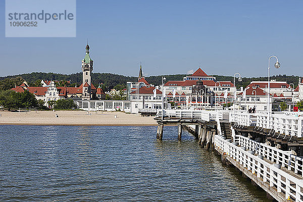 Poland  Pomerania  resort town of Sopot at Baltic Sea  view from the pier  beach