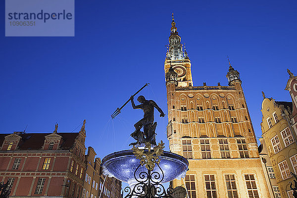 Poland  Gdansk  Neptune Fountain and city hall in the old town by night