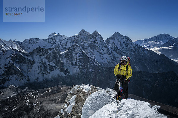 Nepal  Himalaya  Solo Khumbu  Bergsteiger am Ama Dablam South West Ridge