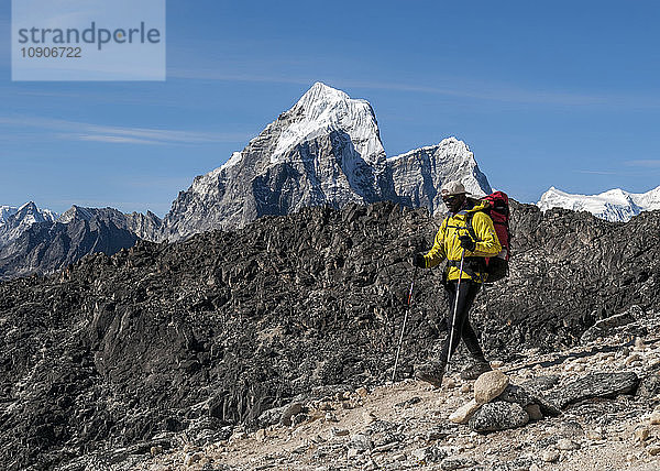 Nepal  Himalaya  Solo Khumbu  mountaineer at Ama Dablam South West Ridge with Taboche peak in background