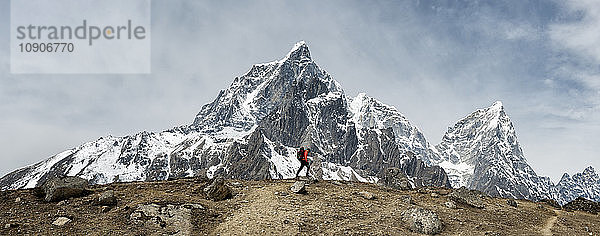 Nepal  Himalaya  Solo Khumbu  Ama Dablam  man trekking