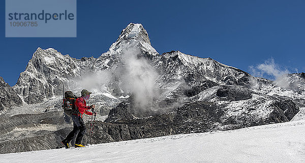 Nepal  Himalaya  Solo Khumbu  Ama Dablam  man trekking