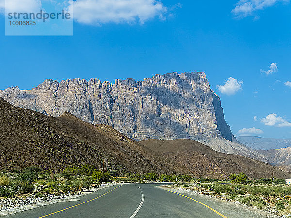 Oman  Ad-Dakhiliyah  Al Hajar Mountains  Jabal Misht mountain range  road