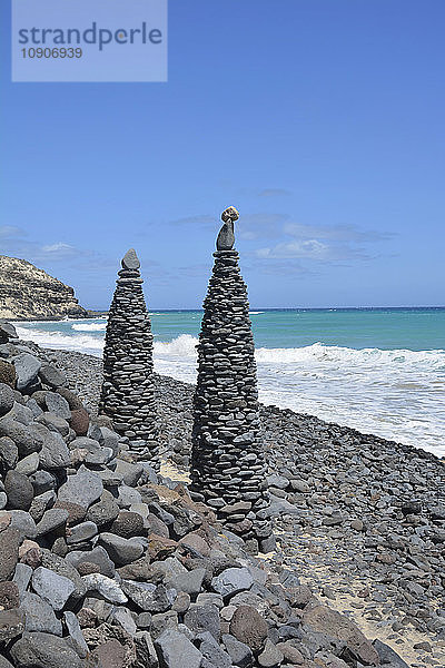 Spain  Fuerteventura  two stone sculptures at the beach  Playa de Butihondo