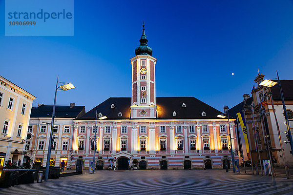 Österreich  Niederösterreich  St. Pölten  Rathausplatz und Rathaus am Abend