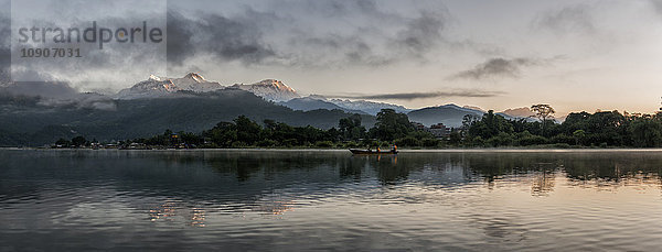 Nepal  Annapurna  Pokhara  Phewa See am Abend