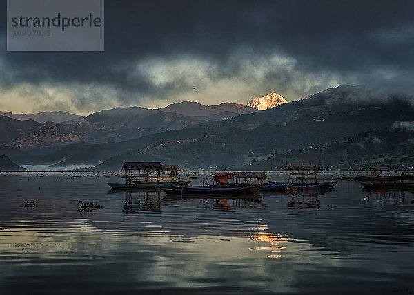 Nepal  Annapurna  Pokhara  Phewa See mit Booten am Abend
