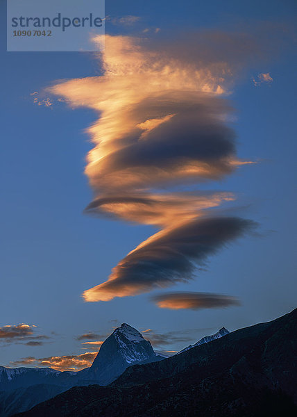 Nepal  Annapurna  Yak Kharka  Wolken am Abend