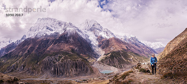 Nepal  Annapurna  Manang  Trekkerin  Panoramablick