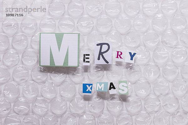 Frohe Weihnachten  Buchstaben auf Luftpolsterfolie