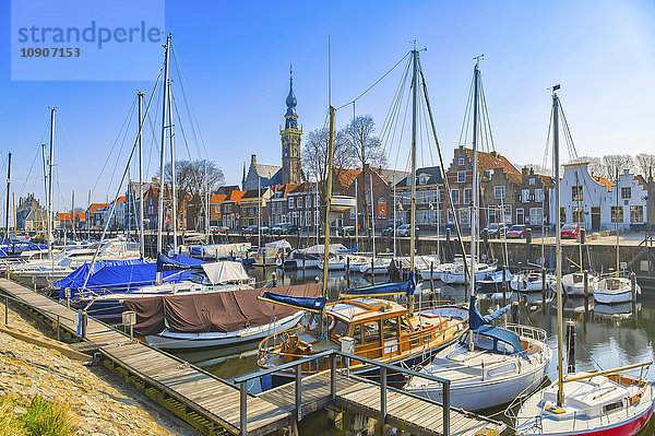 Niederlande  Veere  Blick auf Stadt und Hafen mit vertäuten Segelbooten im Vordergrund