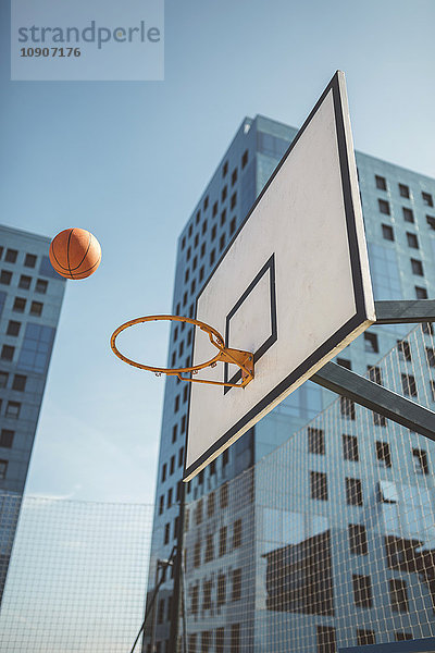 Basketball fliegt in Richtung Reifen