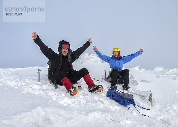 UK  Schottland  Glencoe  Beinn a'Bheithir  Bergsteigen im Winter  zwei Kletterer