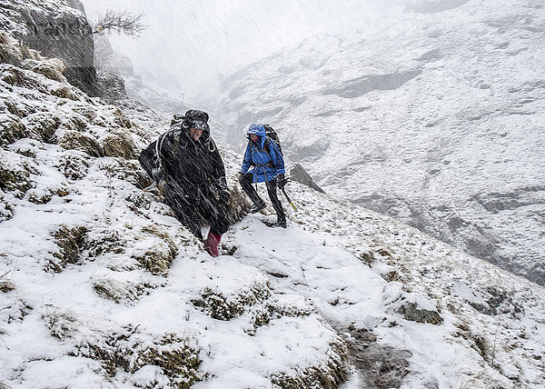 UK  Schottland  Glencoe  Stob Coire Nan Lochain  Bergsteigen im Winter