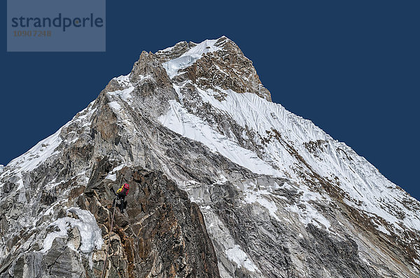 Nepal  Himalaya  Solo Khumbu  Everest-Region Ama Dablam  Bergsteiger auf dem Weg zum Gipfel