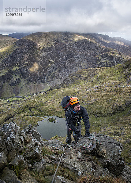 Großbritannien  Nordwales  Snowdonia  Cwm Glas  Garnedd Ugain  Clogwyn y Parson  Bergsteiger