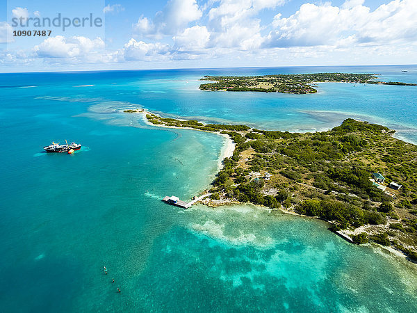 Westindien  Antigua und Barbuda  Antigua  Maiden Island  im Hintergrund Long Island