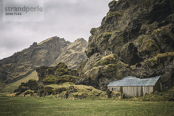 Island  altes Haus und Felsen