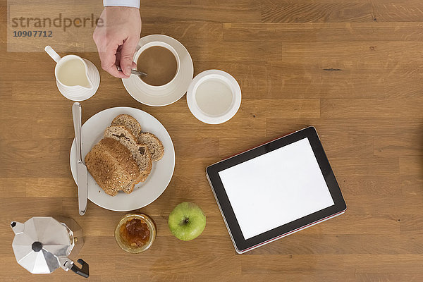 Frühstückstisch mit digitalem Tablett