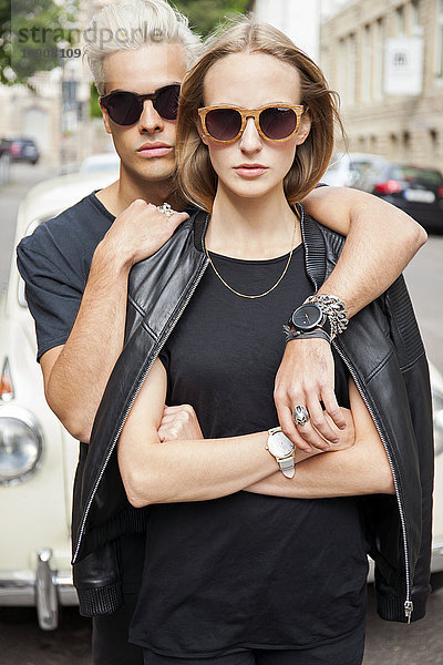 Portrait eines coolen jungen Paares mit Sonnenbrille