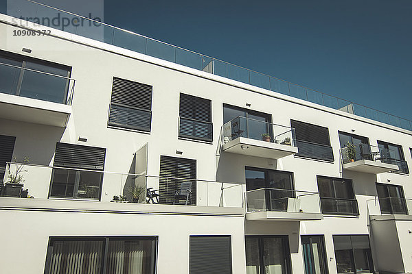 Fassade eines modernen Mehrfamilienhauses mit Balkonen