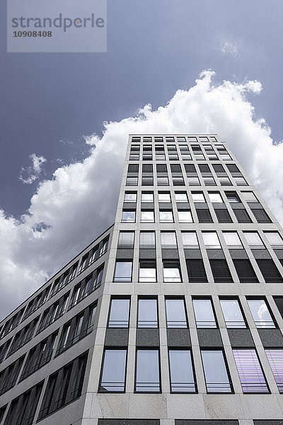 Deutschland  Berlin  Fassade eines modernen Bürogebäudes