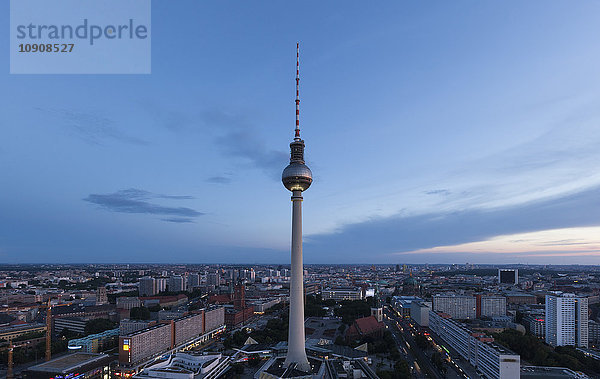 Deutschland  Berlin  Berliner Fernsehturm  Stadtbild am Abend