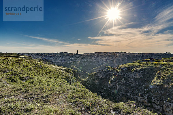 Italien  Basilicata  Matera  Blick auf Sassi von Matera und La Gravina di Matera  Parco della Murgia Materana gegen die Sonne