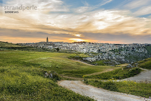 Italien  Basilicata  Matera  Altstadt  Blick auf Sassi von Matera  Parco della Murgia Materana am Abend