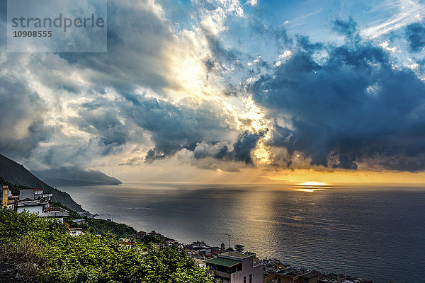Italien  Kalabrien  Wolken über dem Tyrrhenischen Meer  Regenwolken