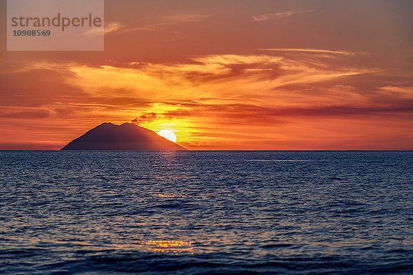 Italien  Sizilien  Äolische Inseln  Blick auf die Isola Stromboli bei Sonnenuntergang
