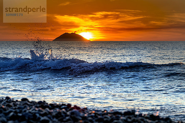 Italien  Sizilien  Äolische Inseln  Blick auf die Isola Stromboli bei Sonnenuntergang