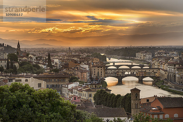 Italien  Toskana  Florenz  Historische Altstadt mit Arno und Ponte Vecchio bei Sonnenuntergang