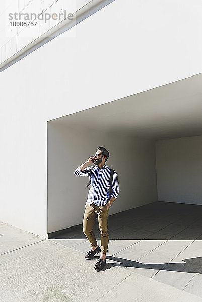 Young man with sunglasses telephoning with smartphone