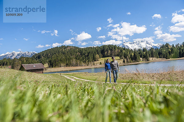 Deutschland  Bayern  Paarwandern am Barmsee