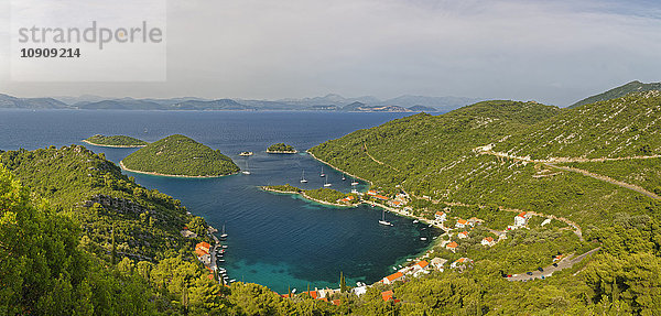 Kroatien  Dalmatien  Dubrovnik-Neretva  Insel Mljet  Hafen von Prozurska Luka  Blick auf Kroatien an Land
