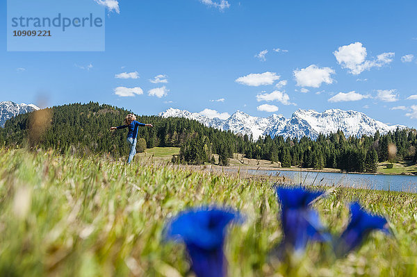 Deutschland  Bayern  unbeschwerte Frau am Barmsee