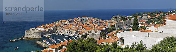 Kroatien  Dubrovnik  Altstadt mit Stadtmauer  Panorama