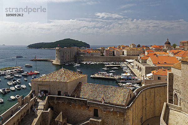 Kroatien  Dubrovnik  Hafen und Altstadt mit Stadtmauer