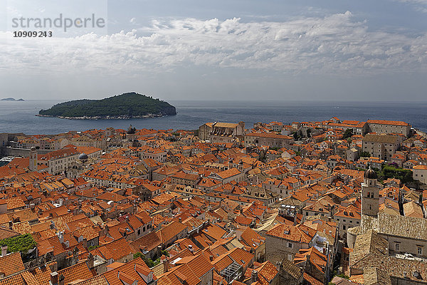 Kroatien  Dubrovnik  Blick von der Stadtmauer  Insel Lokrum und Altstadt