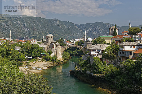 Bosnien und Herzegowina  Mostar  Altstadt  Alte Brücke und Fluss Neretva