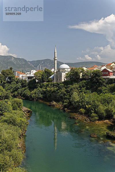 Bosnien und Herzegowina  Mostar  Altstadt  Neretva Fluss  Karadoz Bey Moschee