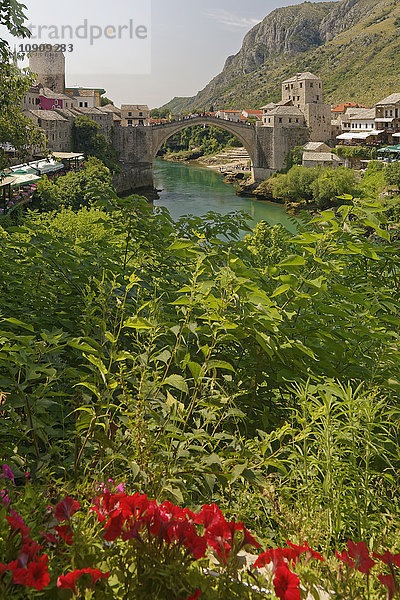 Bosnien und Herzegowina  Mostar  Altstadt  Alte Brücke und Fluss Neretva