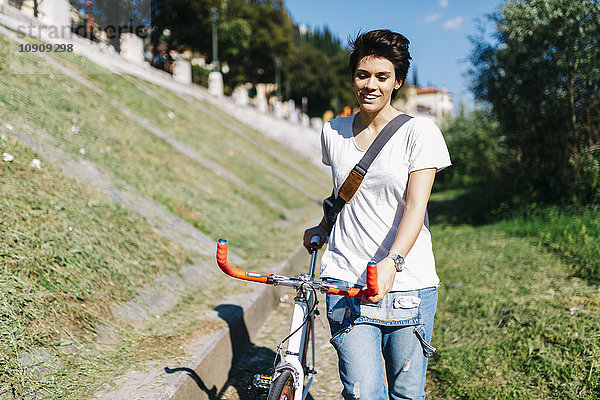 Lächelnde junge Frau beim Fahrradfahren