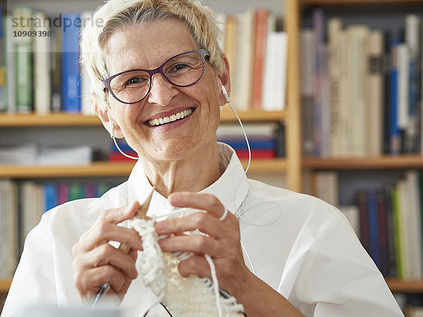 Porträt der strickenden Seniorin