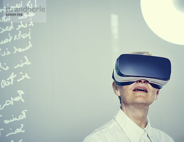 Seniorin mit Virtual Reality Brille