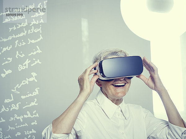 Seniorin mit Virtual Reality Brille